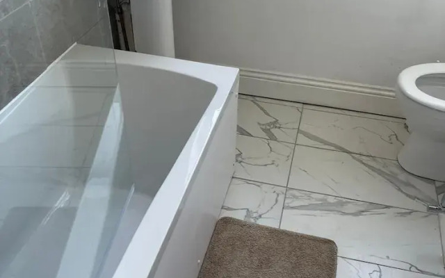 4 Beds, Sleeps 15, Near Lcy Airport & Excel London