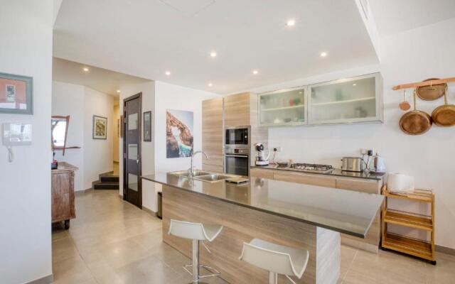 Apartment with pool-Hosted by Sweetstay