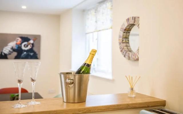 South Quay Apartment - 2 Bedrooms - 2 Bathrooms
