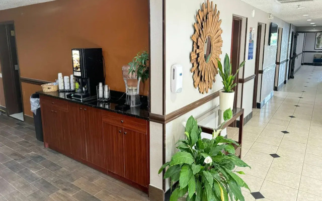 AmericInn by Wyndham Grand Rapids Airport North