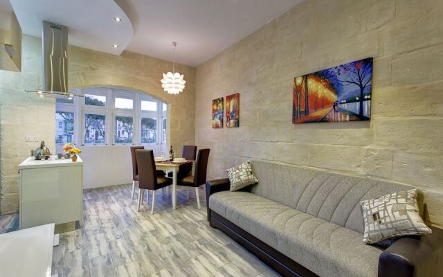 Charming Seafront House In Kalkara