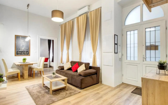 Standard Apartment by Hi5 - Weiner Leo