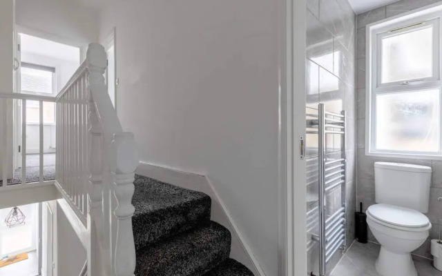 Spacious & Newly Renovated 4BD House East Ham!