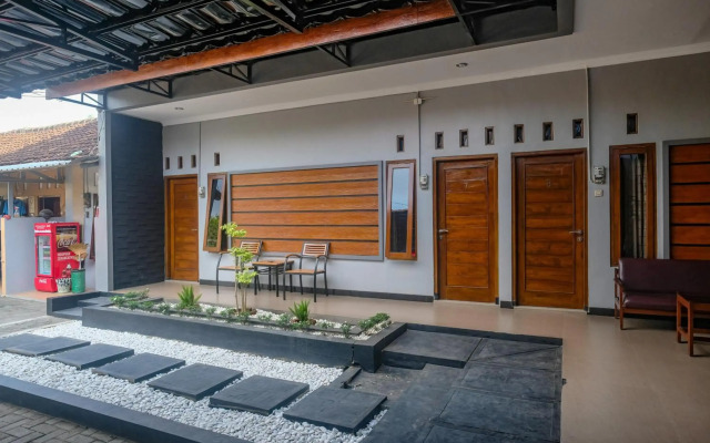 Super OYO 1226 Al Abror Homestay