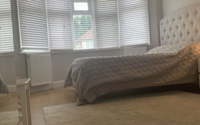 Immaculate 4 Bedroom House, Near Central London