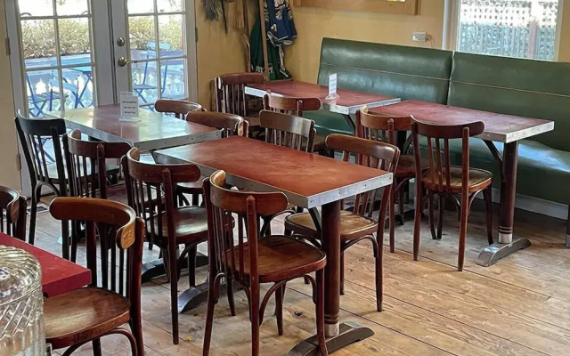 Metro Hotel and Cafe