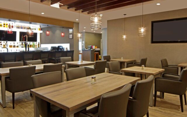 Holiday Inn Calgary-Airport by IHG