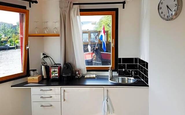 Houseboat Concordia B&B
