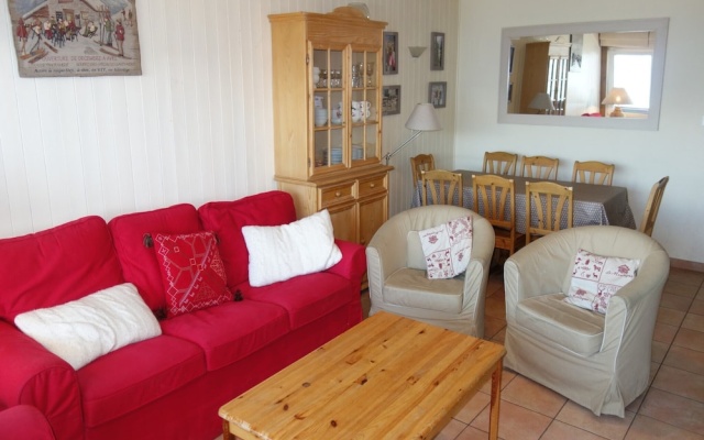 Spacious Apartment With Garden Furniture – Guest Rooms – Veysonnaz