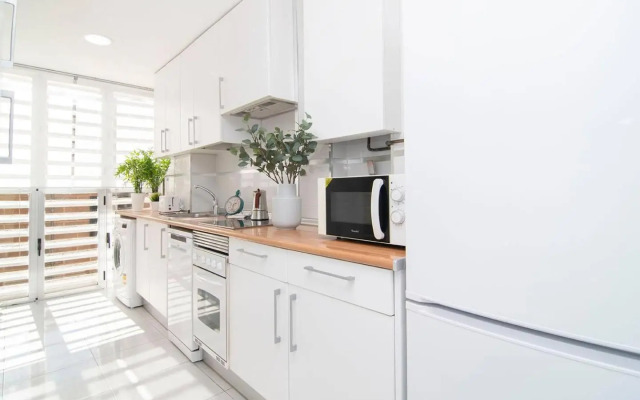 Sunny Apartment at the foot of Royal Palace by Batuecas