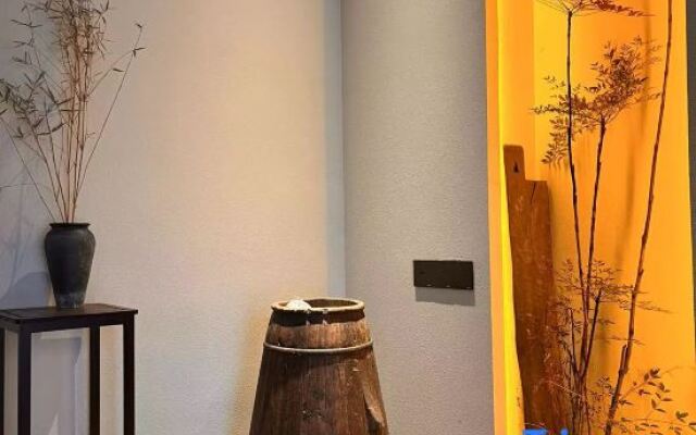 Weary people go back home