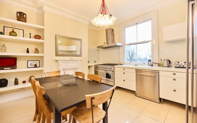 The Peckham Hideaway - Bright 3bdr Flat