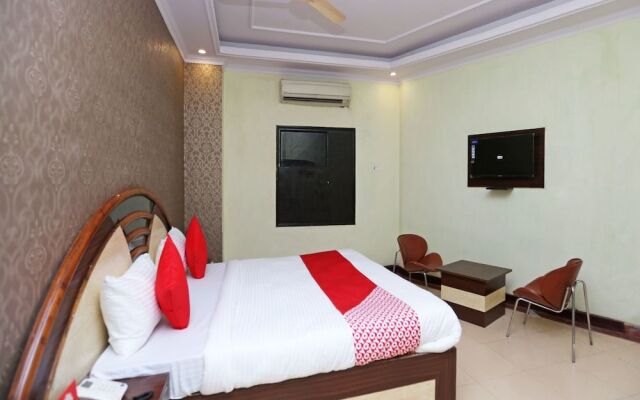 OYO 15525 Signature Inn