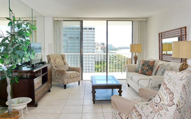 Sun-bright Beachfront Condo With Pool/tennis Courts