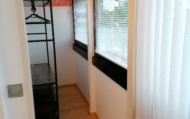 1 Person - Single - Appartement -Zentral gelegen in Leverkusen Wiesdorf - Friedrich Ebert Platz 5a , 4te Etage mit Aufzug-und mit Balkon