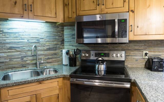 Luxury suite in the heart of Canyons Village by RedAwning