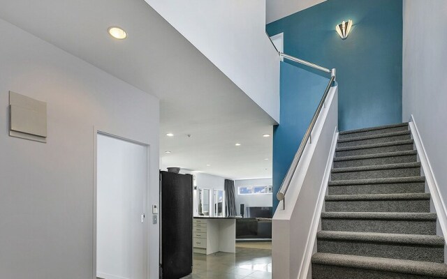 QV Executive Penthouse with Parking - 782