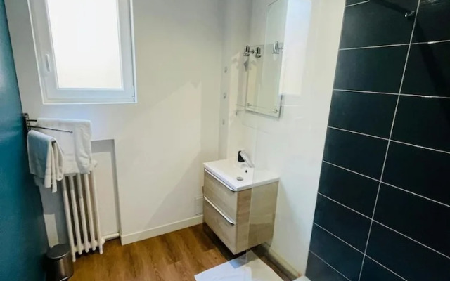 L Tape R Moise Hypercentre Sub