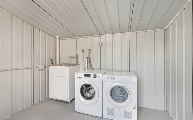 Gorgeous 3-bed House With Spacious Shared Backyard