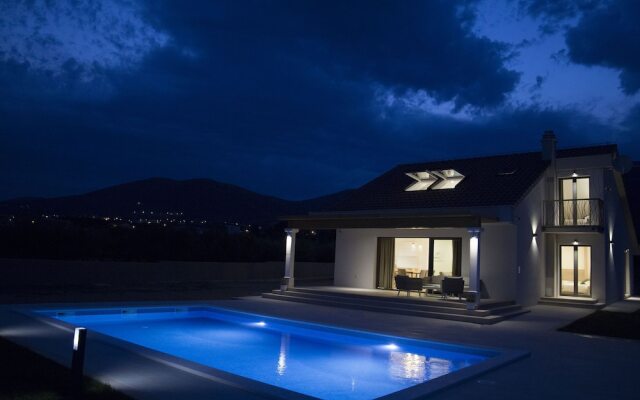 Modern Villa in Kaštel Novi With Private Pool