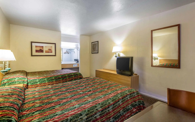 Rodeway Inn Magic Mountain Area