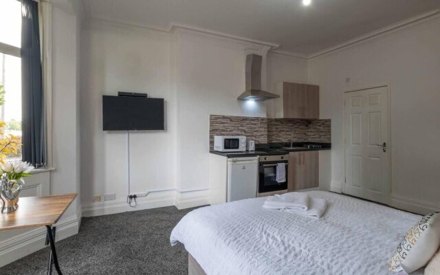 Lovely 13-bed House in Coventry