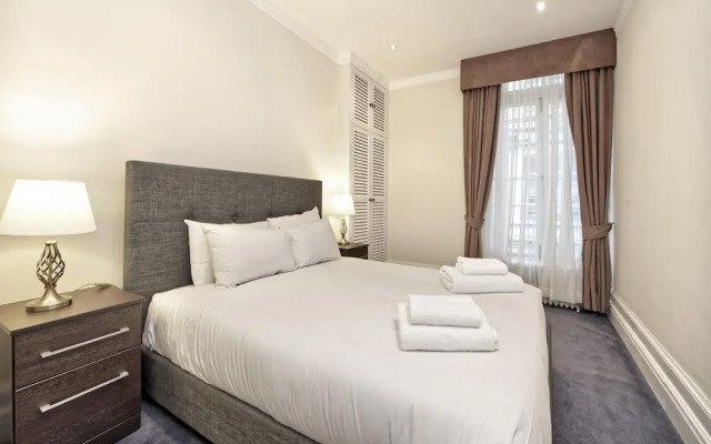 Historic Whitehall Flat in SW1 by Underthedoormat