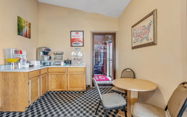 Econo Lodge Junction City I-70 Near Fort Riley