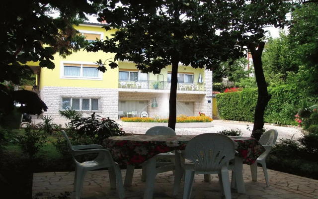 Apartments Anita - One Bedroom Apartment with Garden