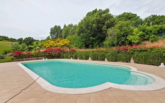 Villa in Belforte All'isauro With Pool