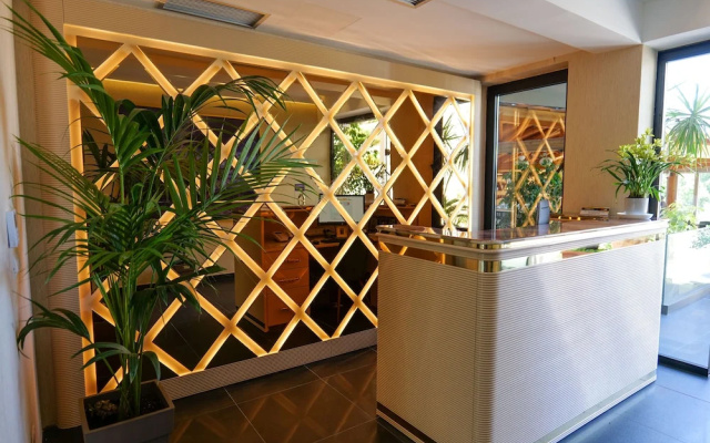 Hotel Bora Bora - Hotel in Ksamil - Photo 2