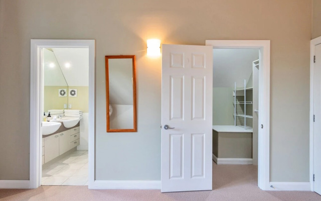 Castor Bay Home near Albany Sleeps 9