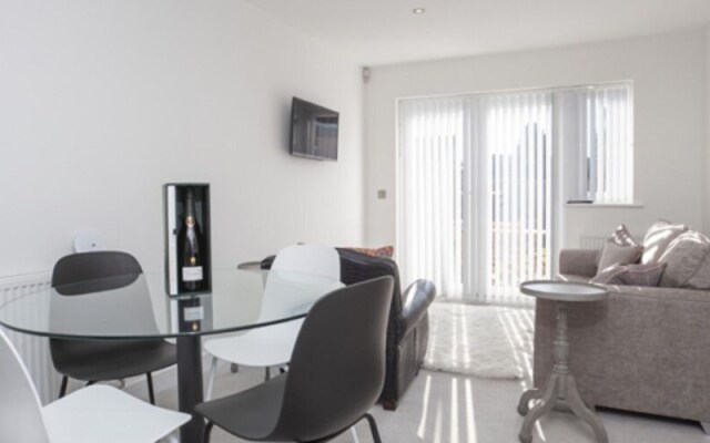 Whitehouse Apartments- Apartment B