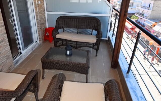 Studio 7 Spacious Studio Apartment in Paralia Featuring a Balcony and