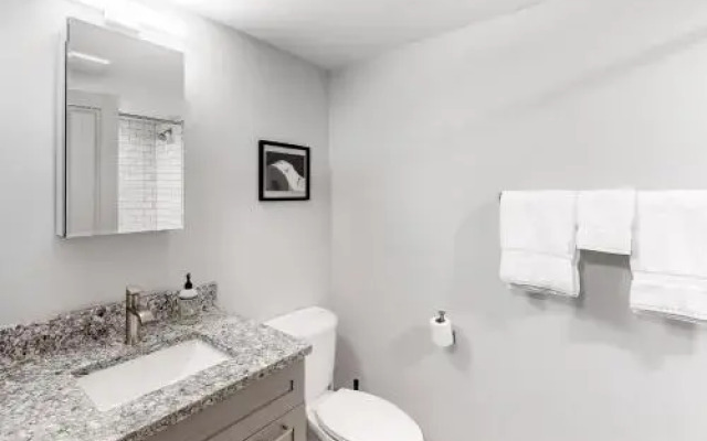 Eagle Springs East 206: White Fir Suite