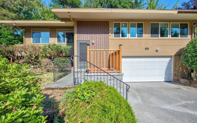 Stylish & Spacious Retreat in Downtown Bellevue