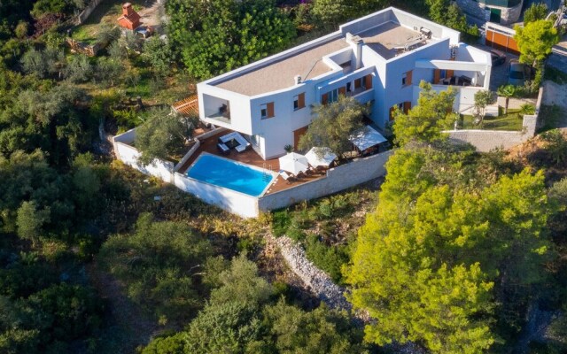 Amazing Home in Slatine With Wifi and 4 Bedrooms