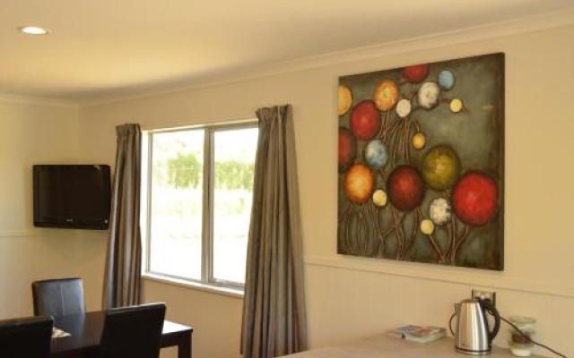 Weaver Estate Wines & Weaver Estate Vineyard Cottages – Guest Rooms – Alexandra