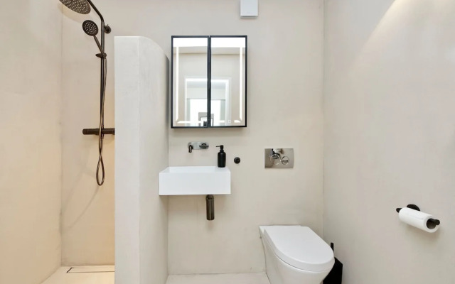 Luxury Designer Flat in Putney by Underthedoormat