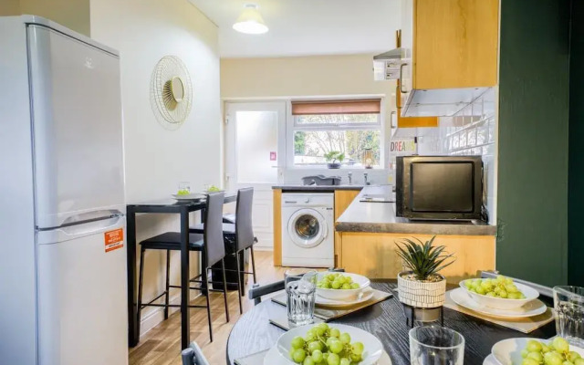 Tile Hill's Large 5-Bedroom House w/ Garden