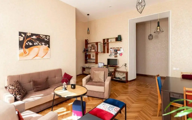 Wehost Cozy and colorful apartment with balcony