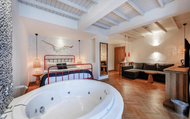 Yacht Boheme Hotel