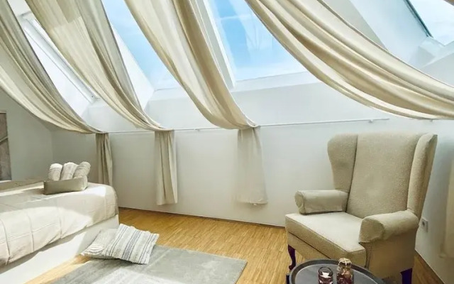 Comfy 3BR Apt With Living Room Balcony