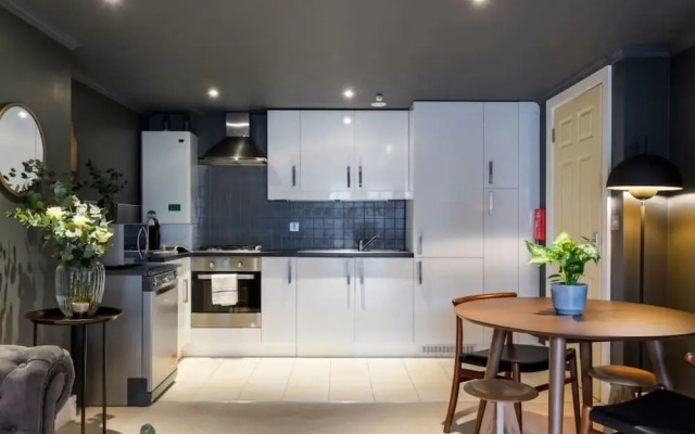 Amazing Designer 2 bed in Barons Court/west Ken