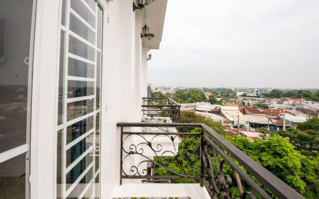 OYO 471 White 1 Hotel