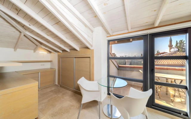 Glamorous Hotel Room Near Hadrian s Gate