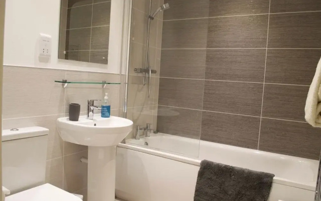 Central 2 Bedroom Apartment With Free Parking