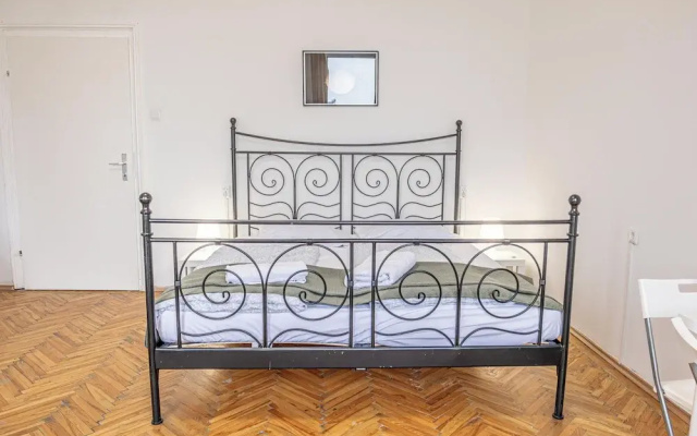 Bright 2BR Apartment Near Danube