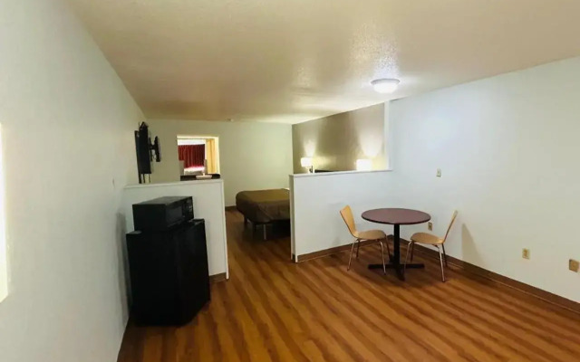 Super 7 Inn Tupelo