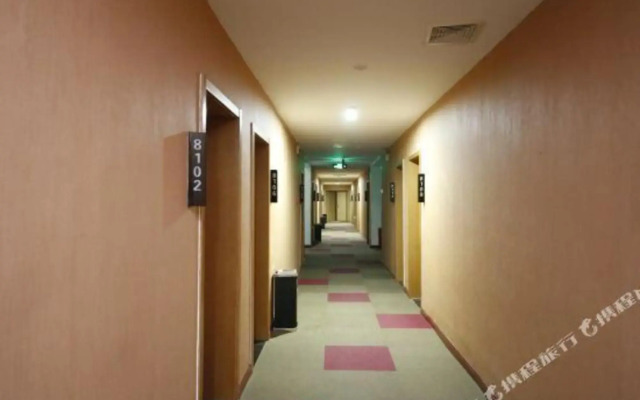 Rujia Huayi Select Hotel (Tangshan Railway Station Nanhu Shopping Plaza)